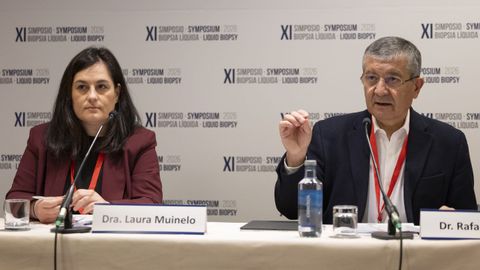 Los doctores Laura Muinelo y Rafael L�pez, en la presentaci�n del simposio en Santiago