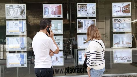 Anuncios de vivienda en una inmobiliaria de Lugo