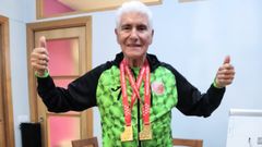 Manuel Paz, en su casa de Madrid, posa con las dos medallas de oro ganadas en el campeonato.