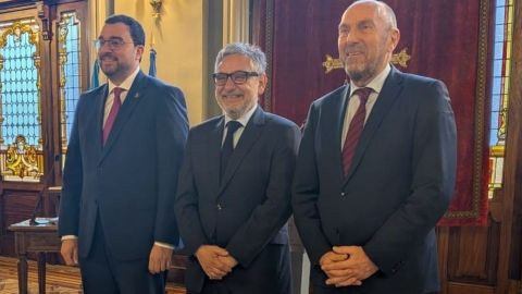 El presidente del Principado, Adri�n Barb�n, el presidente del Consejo de Transparencia y Buen Gobierno, Jos� Manuel P�rez y el presidente de la Junta General, Juan Cofi�o.