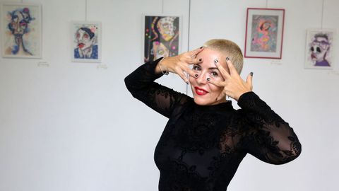 Raquel Rey exhibe sus creaciones en el auditorio de Rianxo
