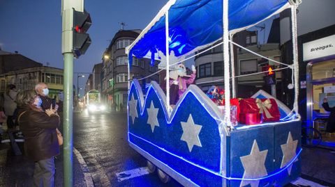 Ilusionante espera y recorrido de los Reyes por Carballo