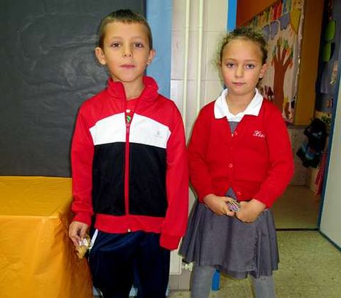 <span lang= es-es >Colegio As Bizocas</span>. Este es el segundo curso con uniforme. En este caso, el jersey es de color rojo y la falda o pantal�n, gris.