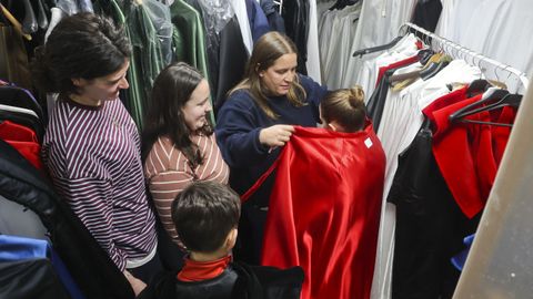 Blanca, Andrea y Laura, probando los h&aacute;bitos a Rodrigo y Mar&iacute;a en la Cofrad&iacute;a de Dolores de Ferrol