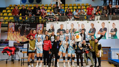Las jugadoras del Guard&eacute;s celebran junto con la decena de aficionados desplazados y la mascota local su clasificaci&oacute;n.