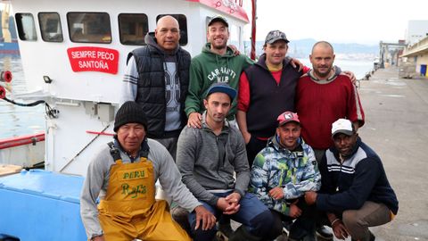 Los ocho tripulantes del Siempre Peco, esta maana, en el puerto avilesino