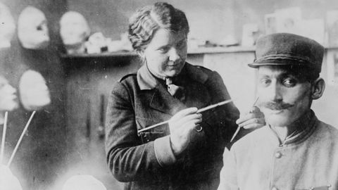 La artista Anna Coleman Ladd moldea una m�scara para un soldado que ha sufrido una herida facial. 
