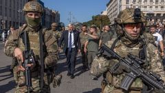 Johnson y Zelenski, durante un recorrido por el centro de Kiev en agosto.