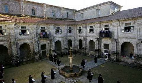 <span lang= es-es >Solemnidad</span>. La firma del convenio tuvo lugar en un espacio solemne, el monasterio de Oseira, con discursos grandilocuentes y cuidada escenograf�a, con actuaci�n de la Real Banda incluida.