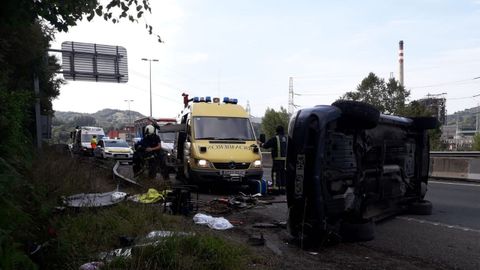 Un herido tras volcar lateralmente su veh�culo en Langreo