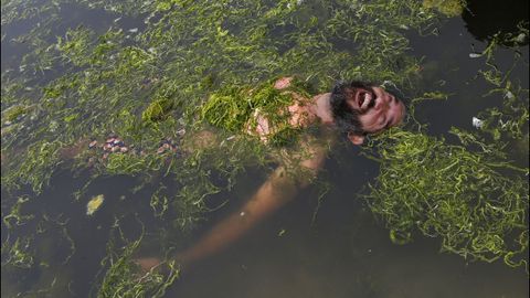 Toñito de Poi en la playa de Os Mosqueiros donde aprendio a nadar