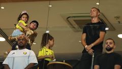 Georgina Rodr�guez y Cristiano Ronaldo, en el palco del Al-Nassr, junto a sus hijas Alana Martina y Bella Esmeralda