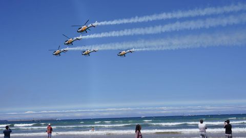 Miles de personas han seguido desde la playa de San Lorenzo y sus aledaños las exhibiciones y acrobacias de los aviones, helicópteros y paracaidistas que han participado en el XIX Festival Aéreo de Gijón, un evento que se ha iniciado al mediodía con unas condiciones meteorológicas idóneas, con cielo despejado, sol y poco viento.
