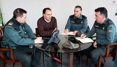 El alcalde Jos� Crespo recibi� ayer en el consistorio de Lal�n a los mandos de la Guardia Civil en la zona.