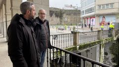 Rub�n Arroxo y Alex Penas supervisaron el inicio de las obras que eliminar� esta pasarela del Carril das Flores