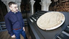 El delegado de patrimonio hist�rico de la di�cesis, C�sar Carnero, junto al c�lebre Crism�n de Quiroga, que se muestra al p�blico desde el 2017 en el triforio de la catedral de Lugo