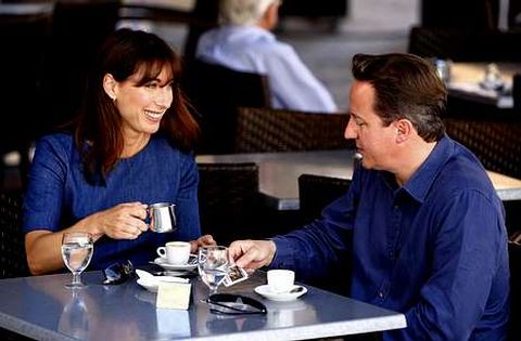 David Cameron, primer ministro brit�nico, con su mujer en una cafeter�a de Mallorca.
