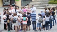 Felipe Aira (con gafas) guiando un recorrido en una edici�n anterior de la jornada