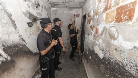 Agentes de polic�a clausuran el piso que el detenido intento quemar en Lorca el pasado viernes.