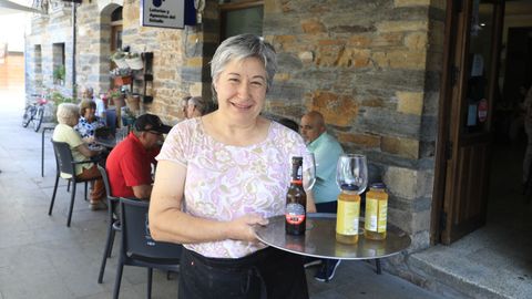 Mari Carmen Fern�ndez colleu fai 25 anos o relevo do Bar Xegunde, en Navia de Suarna
