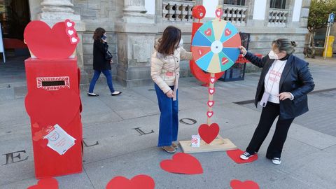 Yoya Blanco (derecha), prob� la ruleta que se instalar� en A Peregrina con motivo del d�a de San Valent�n