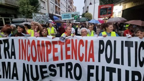Pancarta con el lema Vuestra incompetencia poltica quema nuestro futuro.