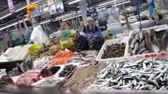 Una pescadería en la plaza de Ribeira, a finales del pasado julio