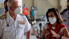 La ministra de Defensa, Margarita Robles, junto al Jefe del Estado Mayor de la Defensa, Teodoro L�pez, durante la visita a la base a�rea de Torrej�n de Ardoz