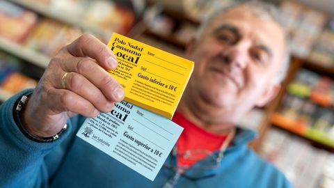 Rifas das d�as cores no bar ultramarinos Calvo, un dos participantes na campa�a