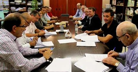 La firma del convenio colectivo se escenific� en la sede de la AGP en Carballeda.
