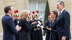 Macron, y su esposa recibieron a los reyes de Espa�a en el El�seo, evitando estrecharse las manos