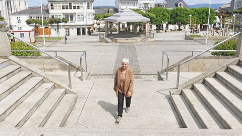 Elba Veleiro en la escalinata frente al Concello de Vilalba