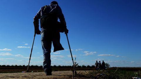 Un discapacitado en busca de su camino. Un refugiado sirio camina sin una pierna entre los maizales de Serbia muy cerca de la frontera con Croacia despu�s de cruzar Macedonia, Turqu�a y Grecia. Muchas personas con discapacidad por culpa d ela guerra realizan esta traves�a contra todo pron�stico, empujados por la ilusi�n de emprender una vida en un pa�s en paz. 