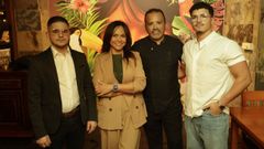 La empresaria brasilea Carol Machado, con parte de su equipo en la inauguracin ayer de la brasera Tropicaa by Sombreiro en la parroquia de Orro, en Culleredo