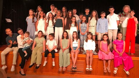 Alumnos que participaron no concerto de clausura da ESMU Pepe Vali�a, coa profesora, Tatiana Pankr�tova