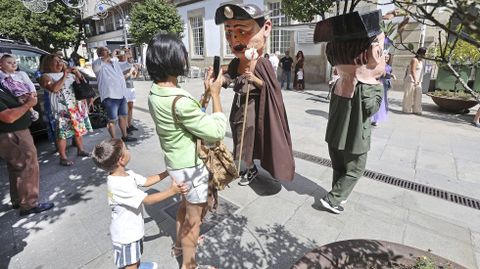 Gigantes y cabezudos en las fiestas de San Roque de Caldas de Reis