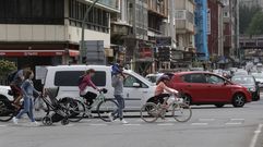 Ciclistas por la avenida del ej�rcito 