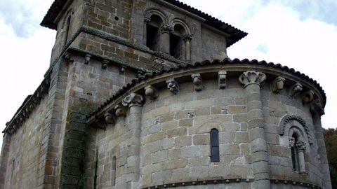 bside y torre de la iglesia de San Miguel de Eir, en Pantn (ruta 3)