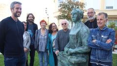 La escultura de una pulpeira ya preside la plaza de A Mosqueira