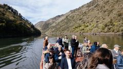 Participantes en el viaje inaugural de la actual temporada de recorridos en catamar�n en el ca��n del Sil