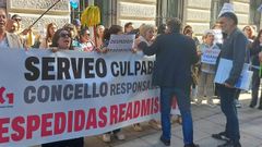 El alcalde de Pontevedra, Fern�ndez Lores, atendi� a los trabajadores de Serveo concentrados delante del Concello