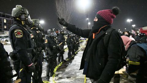 Manifestantes se enfrentaron al a polic&iacute;a frente al hotel donde se cre&iacute;a se alojaba Gregory Bovino, en un suburbio de Mine&aacute;polis.