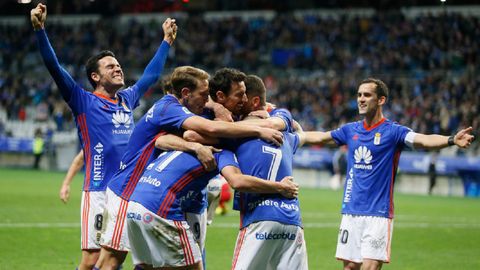 Gol Saul Berjon Real Oviedo Almeria Carlos Tartiere.Los futbolistas azules celebran el 2-1 de Saul Berjon