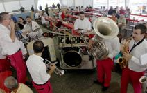 El ambiente no falt� desde el mediod�a en la carpa con la charanga y un grupo de baile. 