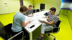 Reuni�n preparatoria de la programaci�n de Noites Abertas, con el concejal Alberto Oubi�a, la t�cnico de Xuventude Mirian Vi�as y el director del programa, Nacho M�rquez 