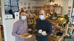 Bruno y Pepe dirigen Cuarto de Libra, en la calle Josefa Garc�a Segret. Cost� elegir el nombre, dicen, que se refiere a la venta de productos al peso, �aunque muchos piensan que somos una hamburgueser�a�. Especializados en la parte de desayunos (y desde que abrieron la terraza en la pandemia con tir�n tambi�n en la merienda), cumplen su quinto aniversario el 17 de julio.