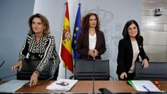 La ministra de Hacienda y Portavoz del Gobierno, Mar�a Jes�s Montero (centro) junto con la vicepresidenta para la Transici�n Ecol�gica y el Reto Demogr�fico, Teresa Ribera (izquierda) y la ministra de Pol�tica Territorial y Funci�n P�blica, Carolina Darias