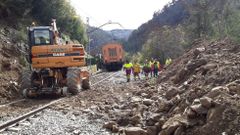 En marzo del 2018 un derrumbe de tierra y piedras hizo descarrilar la locomotora de un tren de viajeros entre Os Peares y Santo Estevo 