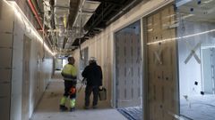 Corredor en el que se distribuyen las consultas y despachos del nuevo Centro de Protonterapia de Galicia.