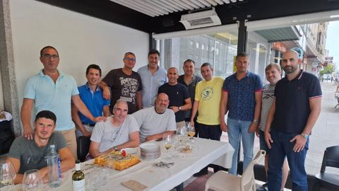 Juanra P�rez, delante de la tarta de su 60 cumplea�os junto a sus amigos en la comida del Urimare. 